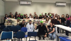 Pessoas reunidas ao redor de 72 cestas básicas